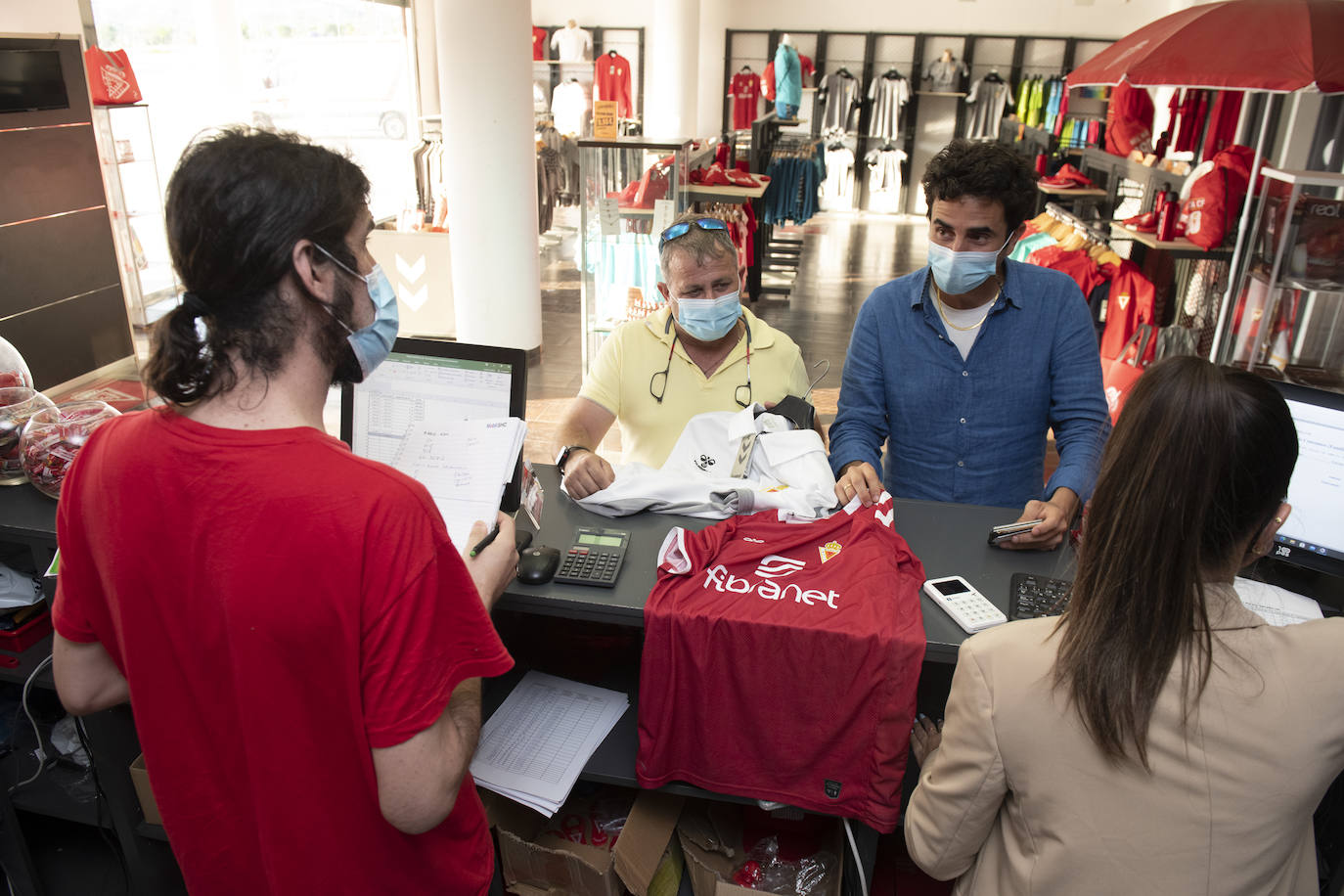 Fotos: El Murcia triplica su venta de camisetas de color grana