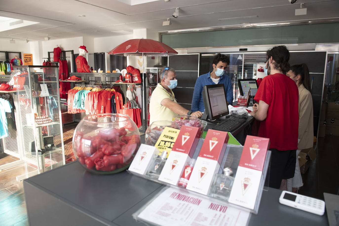 Fotos: El Murcia triplica su venta de camisetas de color grana