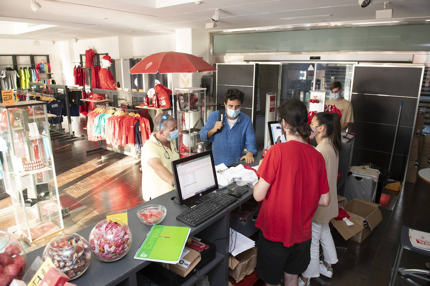 Fotos: El Murcia triplica su venta de camisetas de color grana