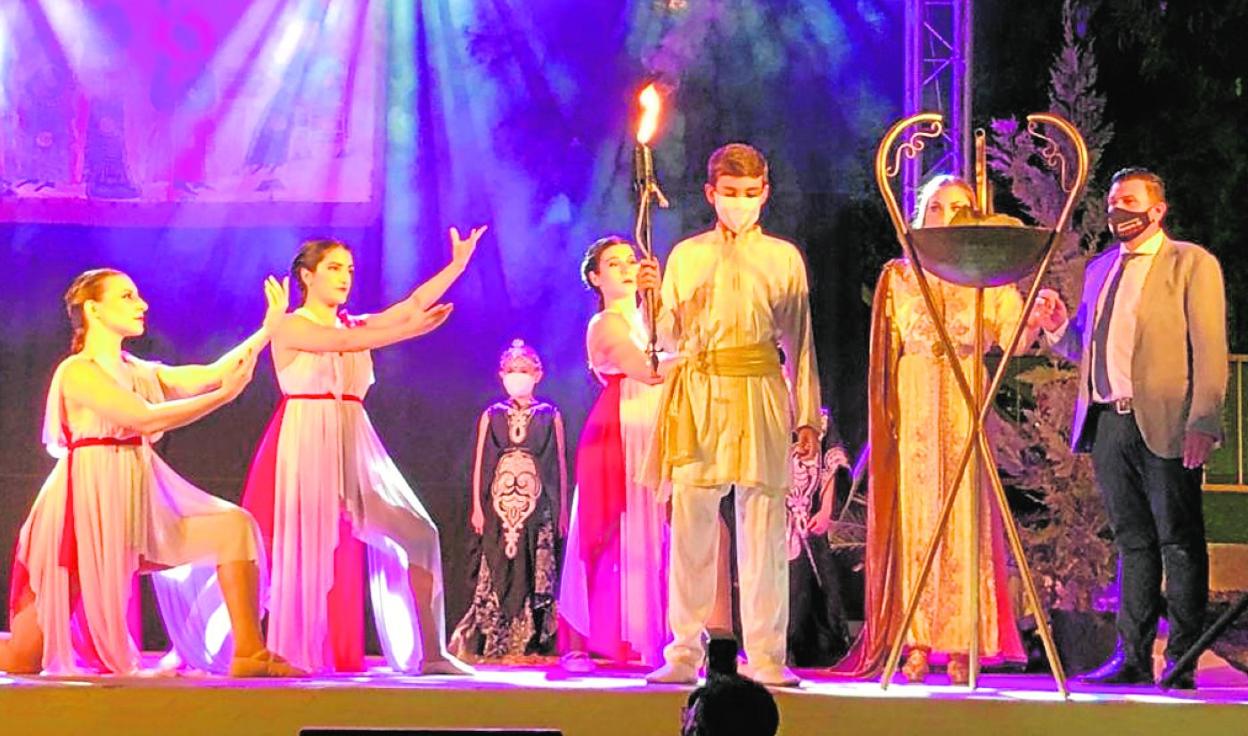 Imagen del encendido del pebetero con el que se inauguraron las IV Jornadas Medievales. 