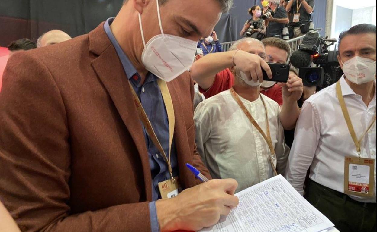 El presidente del Gobierno, Pedro Sánchez, firmando la iniciativa. 