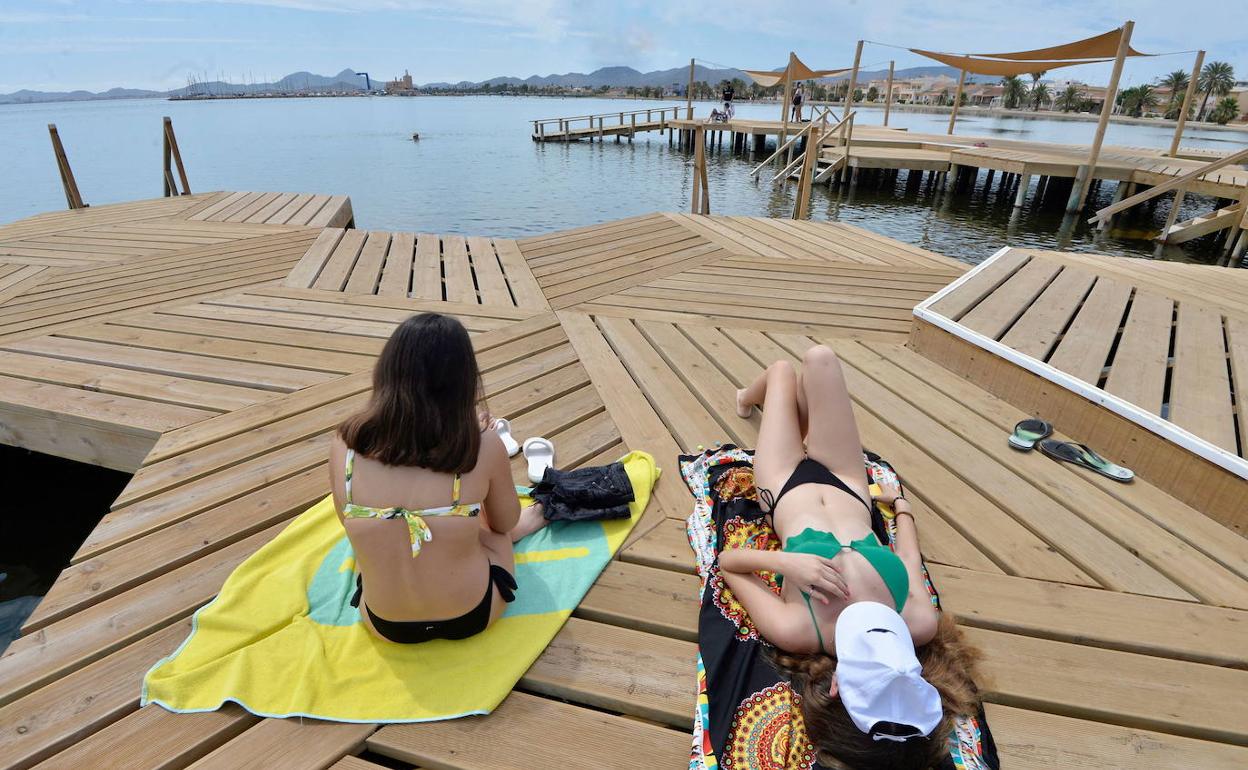 Pasarelas habilitadas para el baño en Los Urrutias, en agosto pasado.