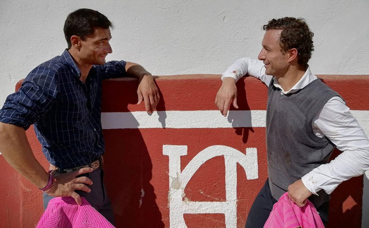 Paco Ureña y Rafaelillo, tras uno de sus entrenamientos, este viernes, en una plaza de Jaén.