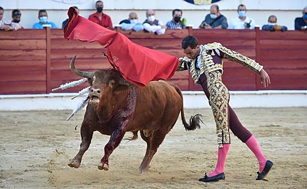 Ureña da un pase con la muleta en una de sus faenas, antes de su grave cogida. 