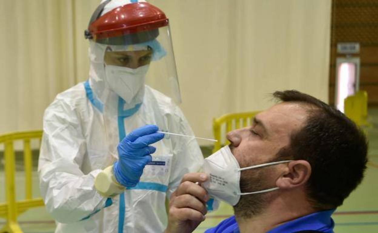 Una sanitaria realiza una PCR a un hombre, en una imagen de archivo.