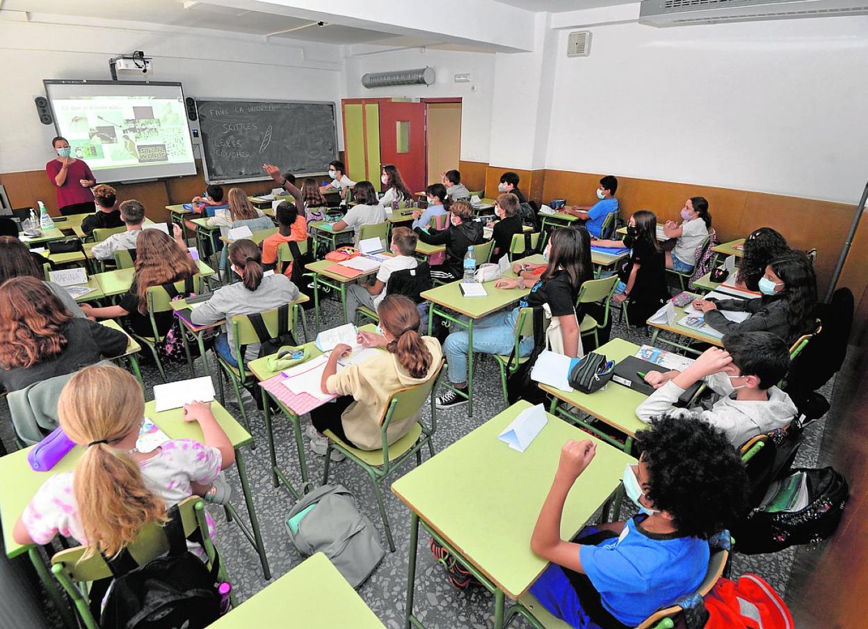 Alumnos de primero de ESO en clase en el IES Alfonso X de Murcia. 