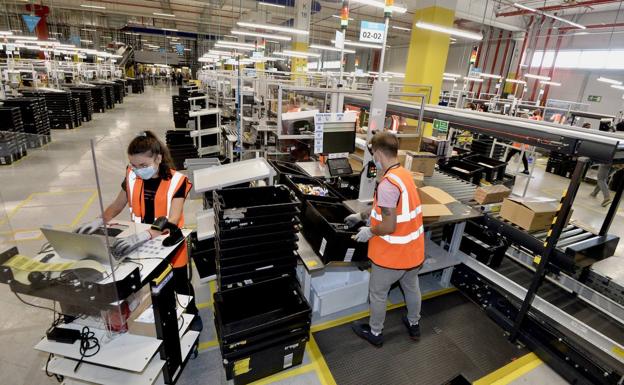 Dos trabajadores en las instalaciones de Amazon en la Región de Murcia.