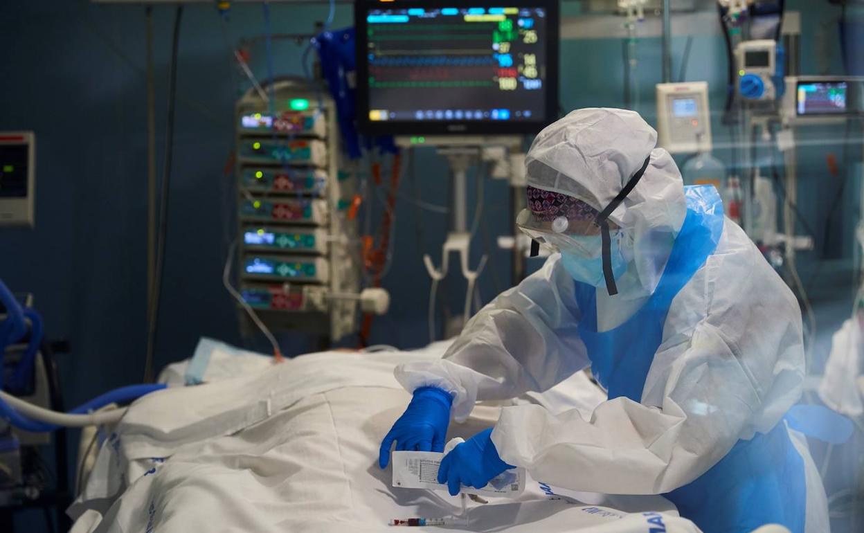 Una sanitaria atiende a un paciente en el Hospital del Mar de Barcelona.