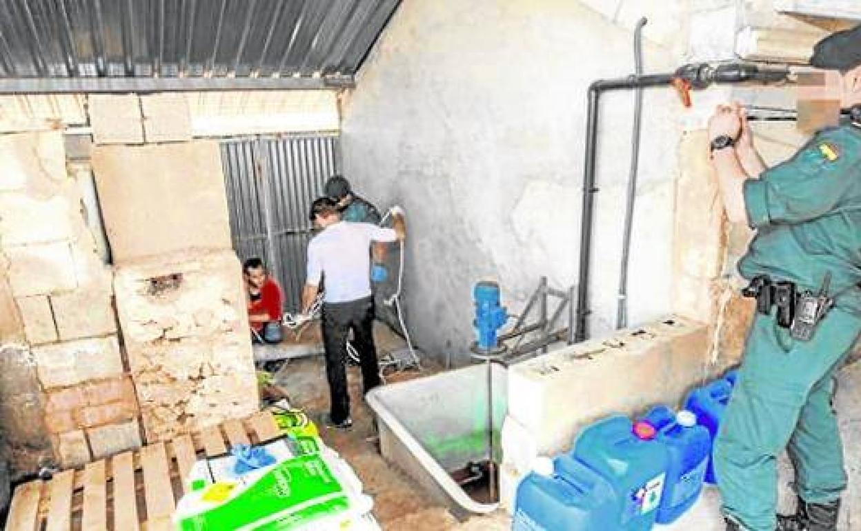 Guardias civiles y técnicos, durante la inspección de una desaladora presuntamente ilegal.