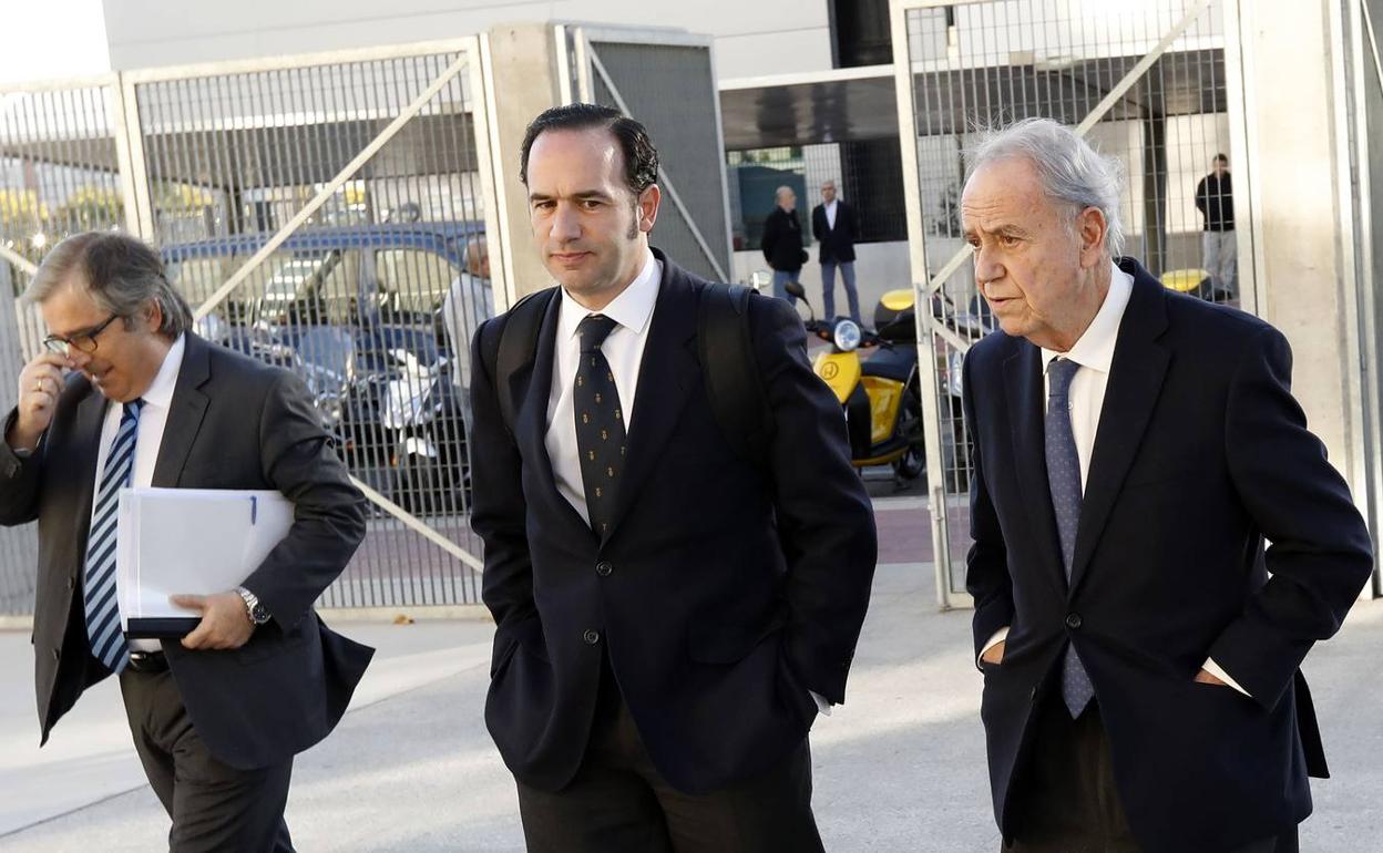 José Luis Martínez Pombo, presunto cerebro de las tramas del AVE, a la derecha junto a sus abogados, en una imagen de archivo. 