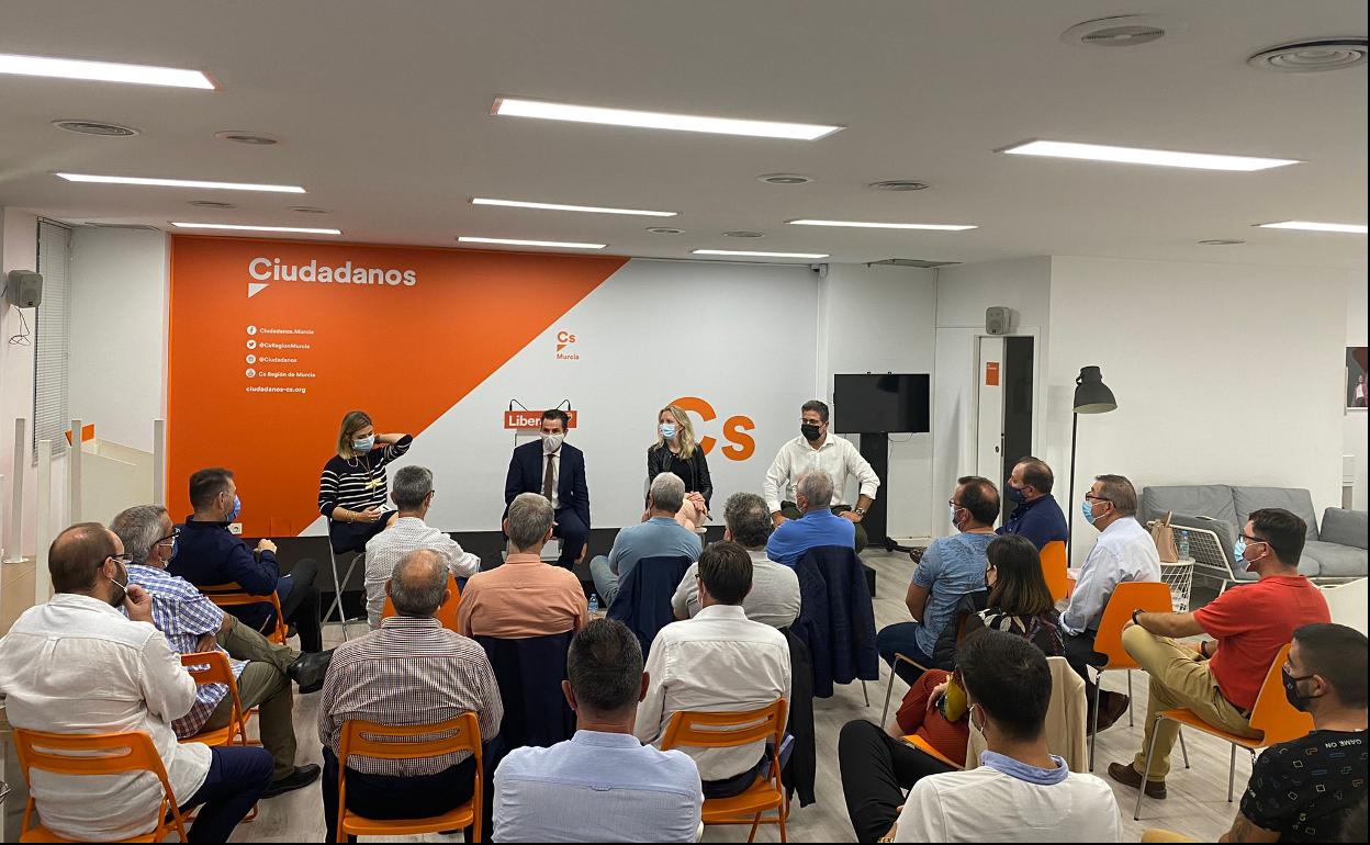 Paqui Pérez, Mario Gómez, María José Ros y David Sánchez, durante la reunión con los pedáneos. 