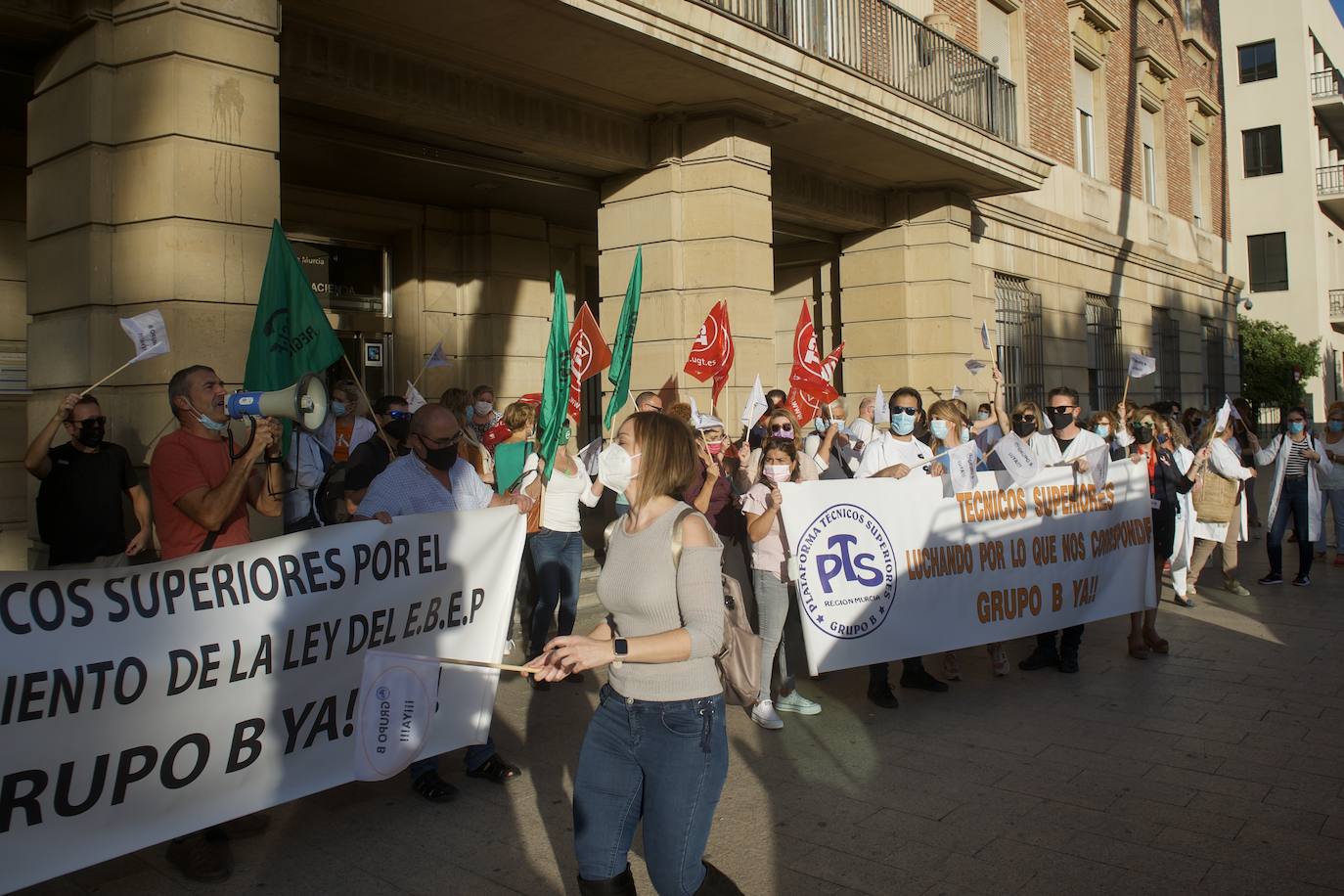 Fotos: Los funcionarios murcianos protestan ante la Consejería de Economía