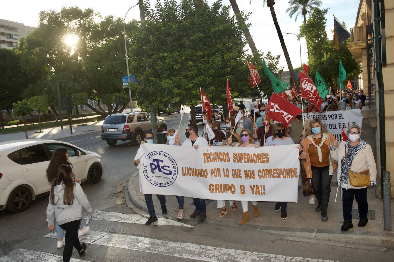 Fotos: Los funcionarios murcianos protestan ante la Consejería de Economía