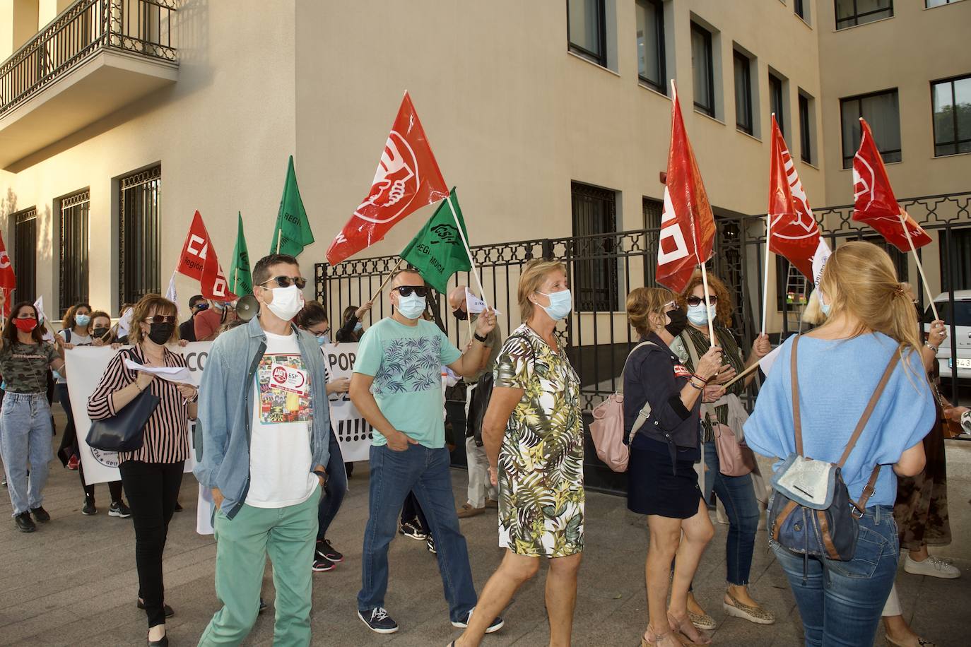 Fotos: Los funcionarios murcianos protestan ante la Consejería de Economía