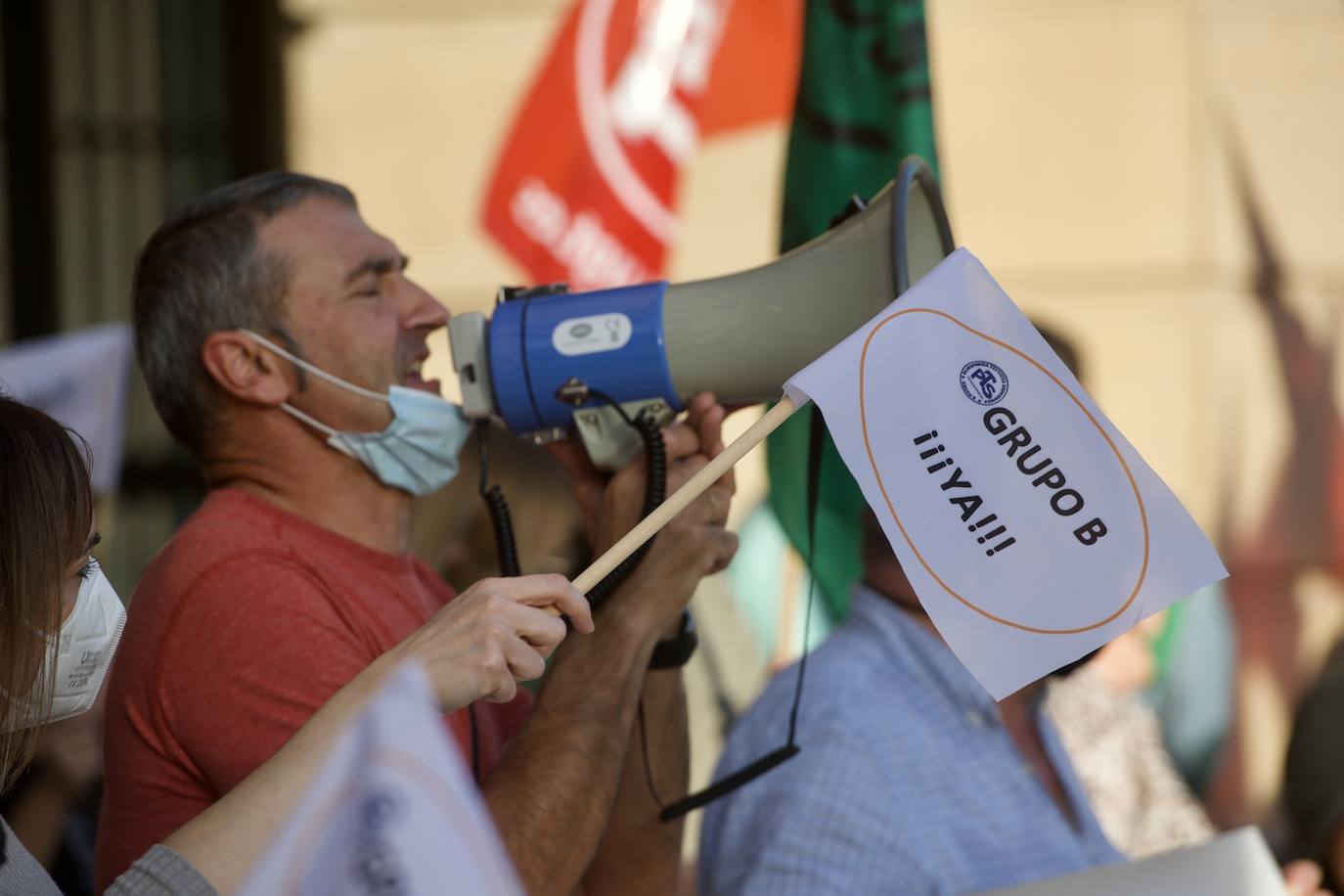 Fotos: Los funcionarios murcianos protestan ante la Consejería de Economía