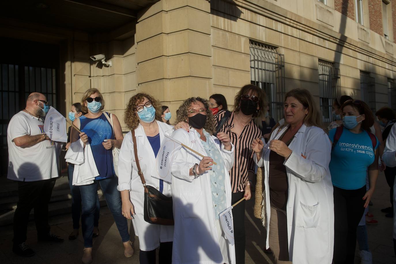 Fotos: Los funcionarios murcianos protestan ante la Consejería de Economía