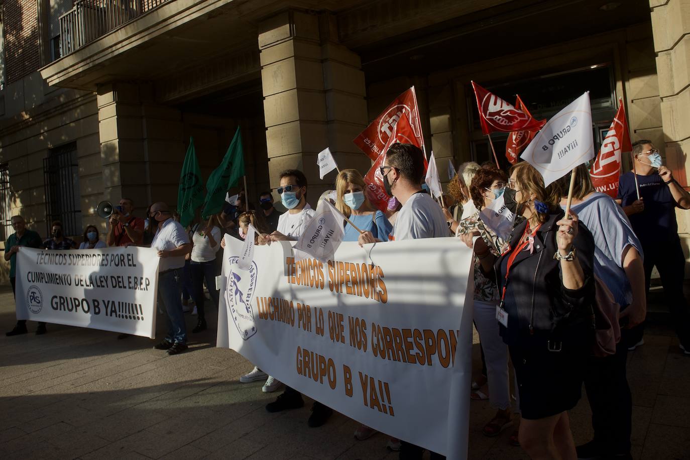 Fotos: Los funcionarios murcianos protestan ante la Consejería de Economía