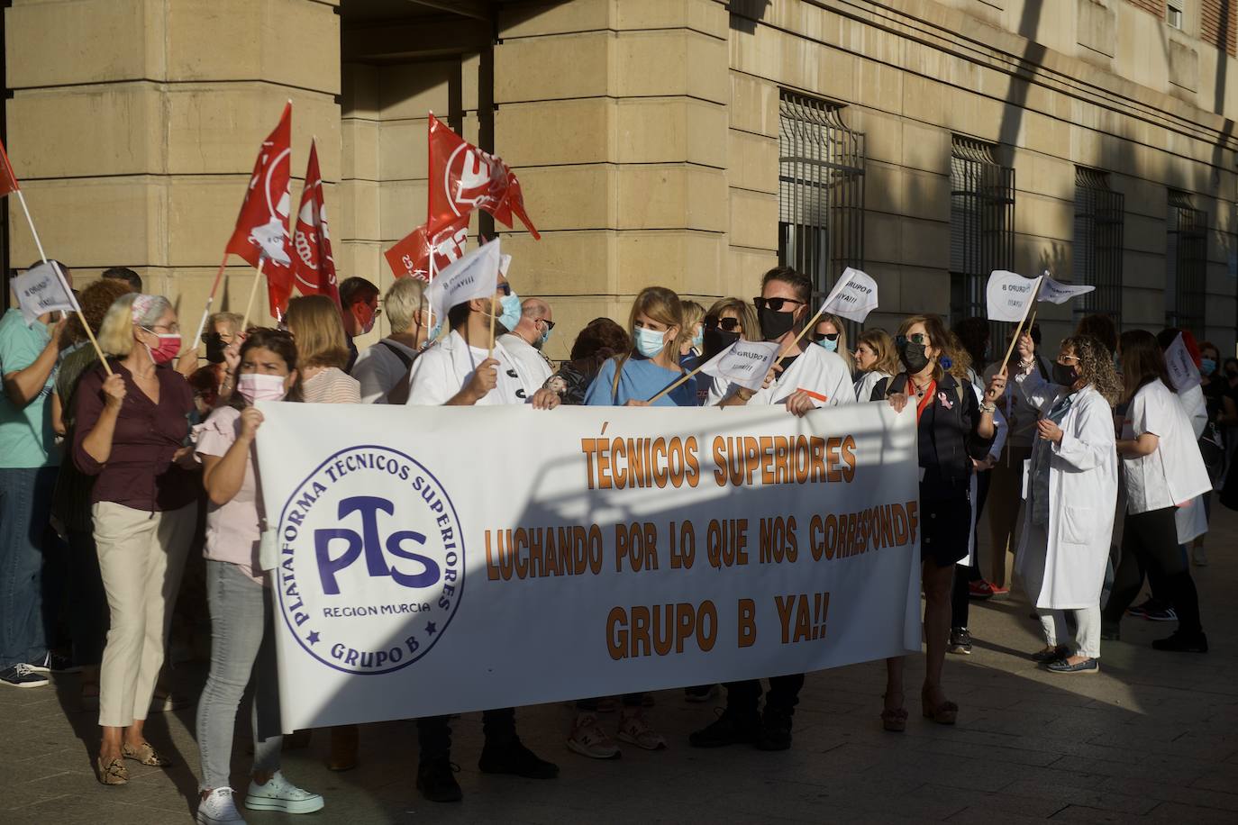 Fotos: Los funcionarios murcianos protestan ante la Consejería de Economía