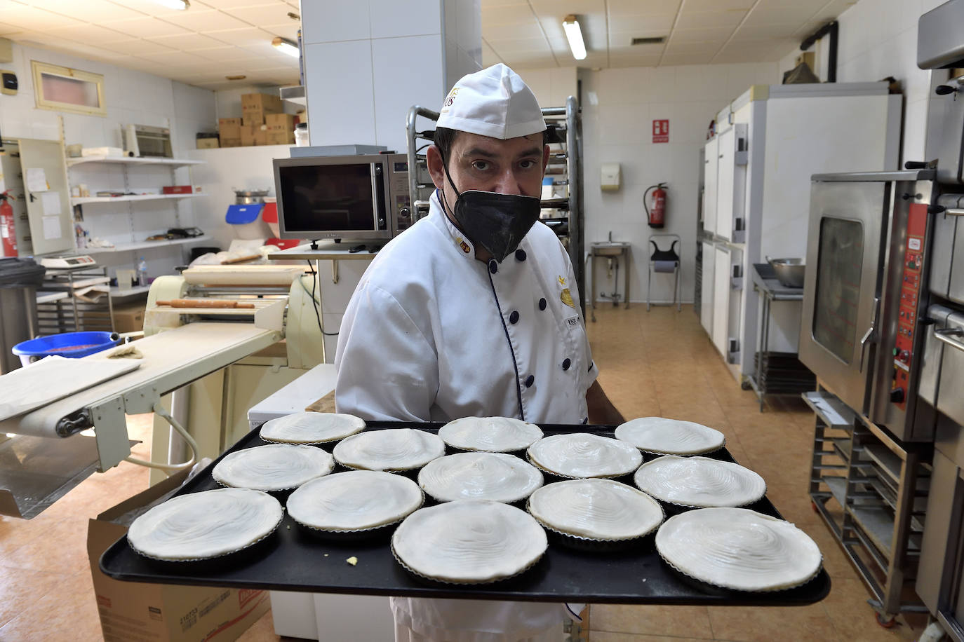 Fotos: Así se hace el pastel de la confitería Jiménez de Puente Tocinos, el mejor de la Región de Murcia