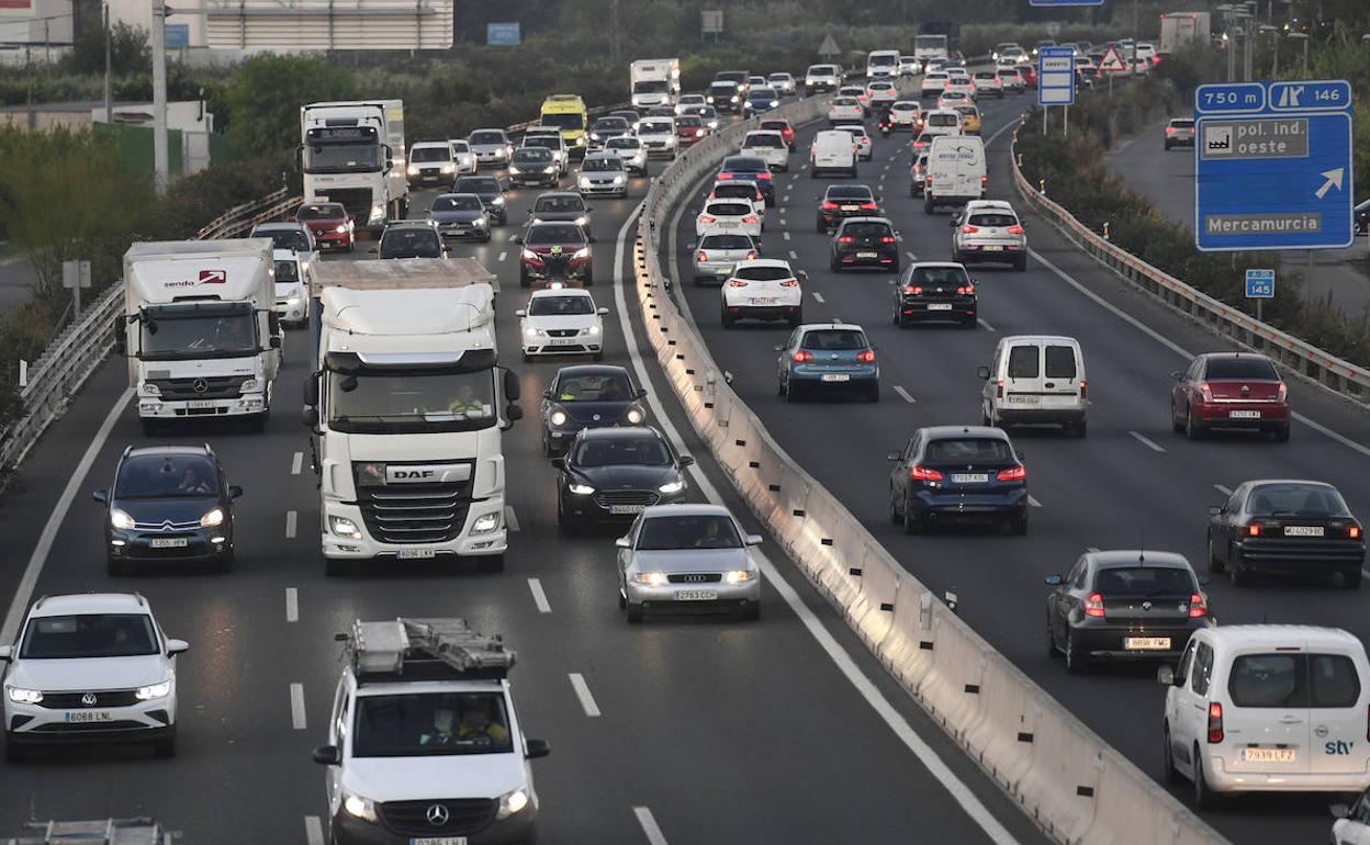 Autovía congestionada a la altura del puente de Santa Catalina, en Murcia.