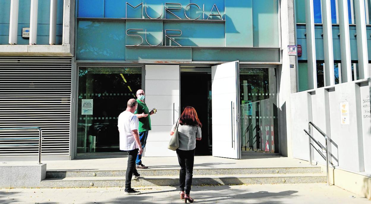 Varios pacientes acceden al centro de salud Murcia Sur, ayer. 