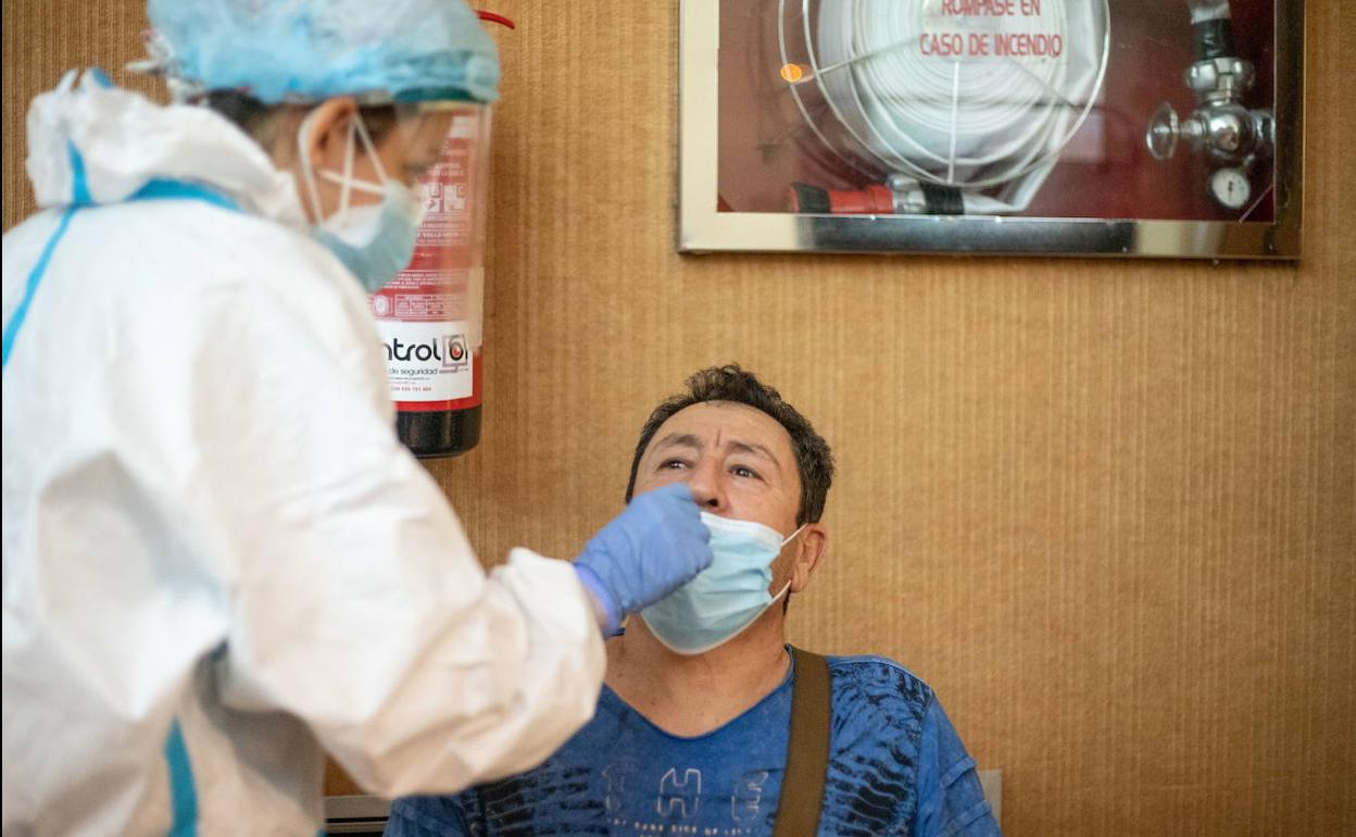 Un sanitario lleva a cabo una prueba PCR en el hospital Morales Meseguer, en Murcia.