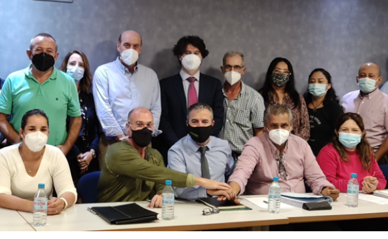 Enrique Bruna(CC OO), Fernando Gómez (Proexport) y Pedro Peña (UGT), estrechan las manos tras la firma. 