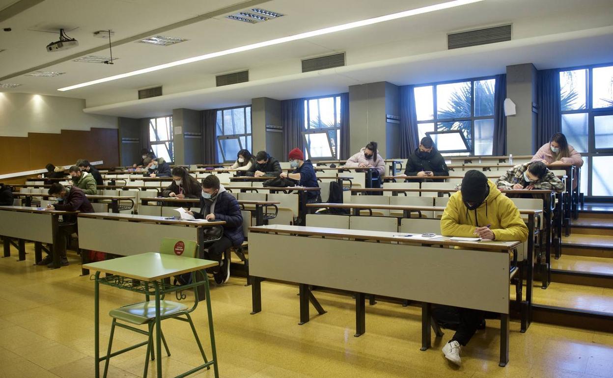 Alumnos de la UMU realizan un examen presencial en enero pasado. 