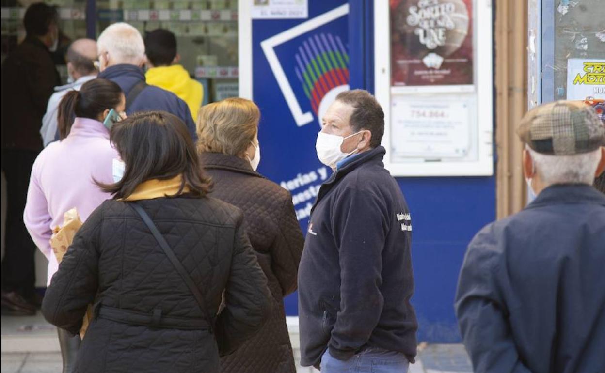 Clientes haciendo cola en una adminsitración de Cartagena, en una imagen de archivo.