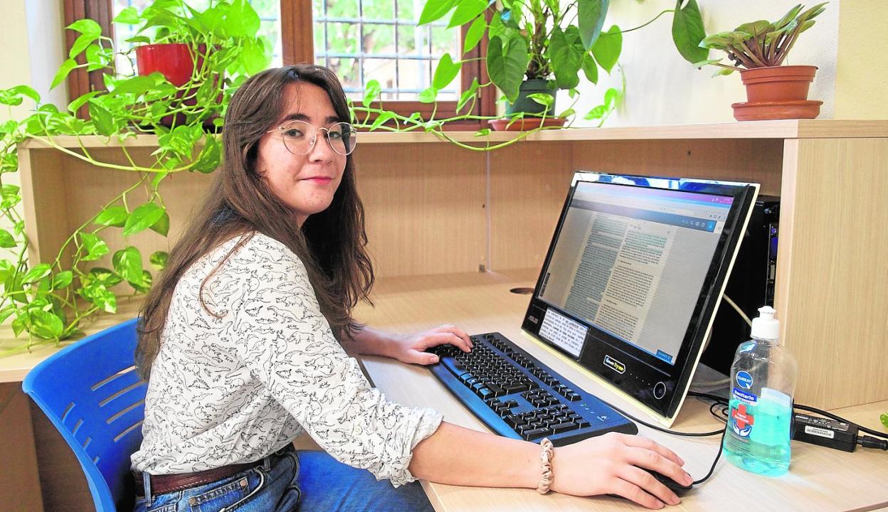 La investigadora Julia de los Ángeles Cerezo, en su mesa de trabajo. 
