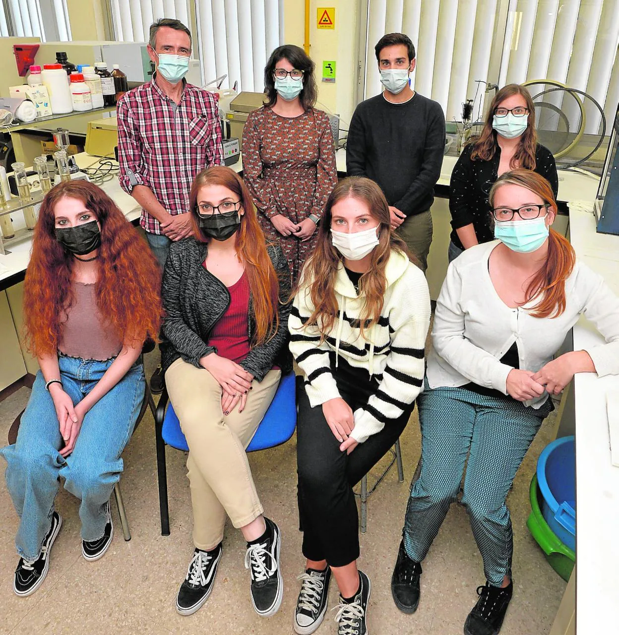 El profesor Francisco Javier Sánchez (2i), junto a su equipo, en uno de los laboratorios de la UMU. 