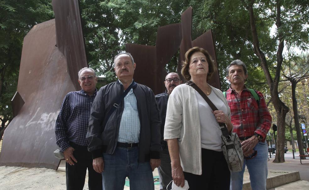 Luis Beñago, José Luis Alonso, José Micol, Antonia García y Antonio Frutos, en la escultura en memoria de las víctimas de ETA en Murcia.