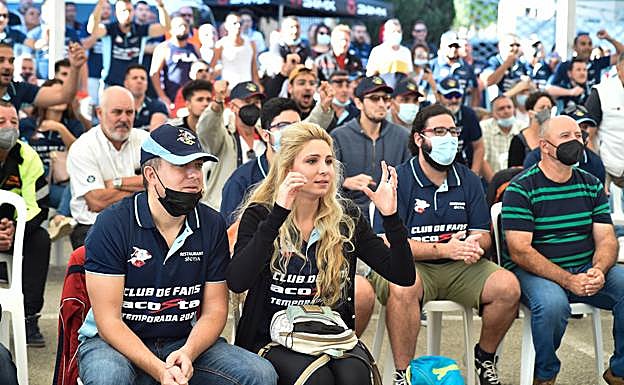 Un grupo de aficionados ven en Mazarrón la carrera de Moto3 del GP de Emilia Romaña.
