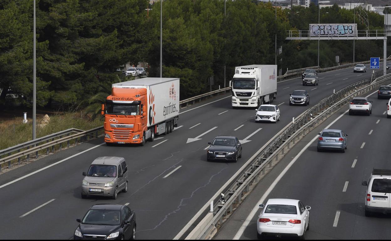 Dos camiones transitan por la Ronda Oeste de Murcia, este sábado a mediodía.