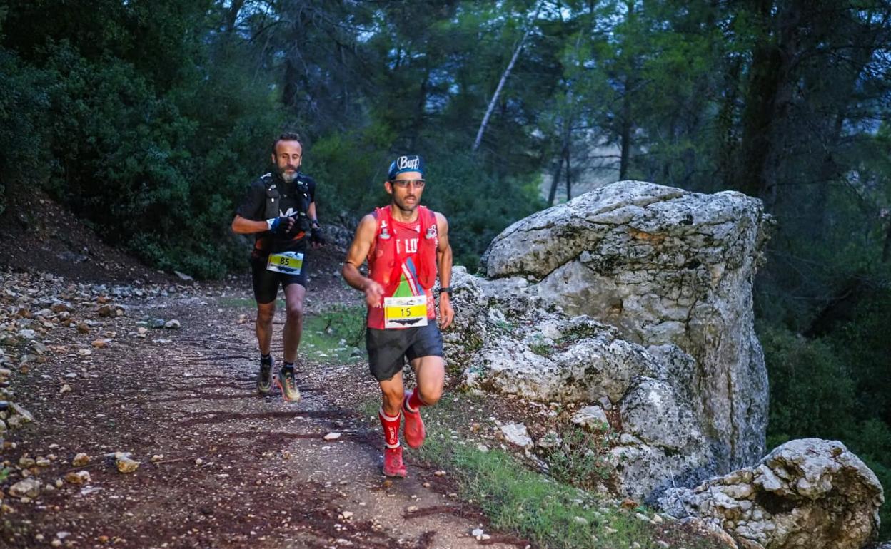 Dos participantes de la Yeti Trail realizan uno de los recorridos, el pasado fin de semana.