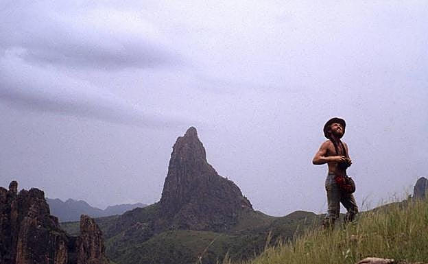 Ortiz en Camerún, ante la aguja Zibi.