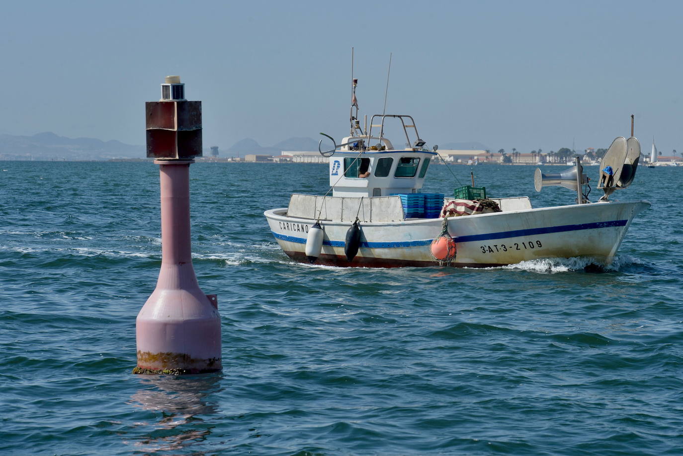 Barco pesquero en la lonja de San Pedro del Pinatar.