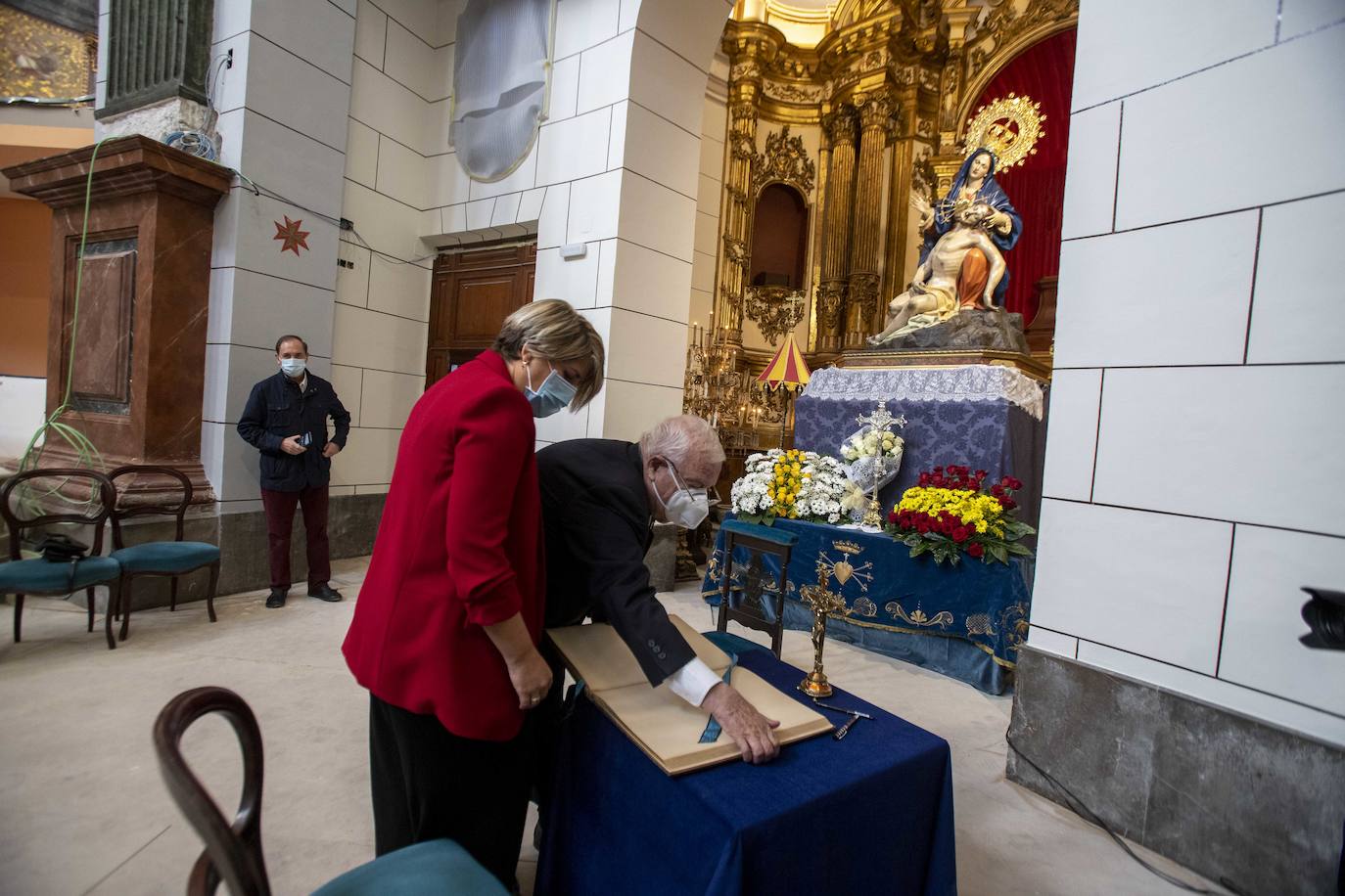 Fotos: Noelia Arroyo y José Vera visitan la basílica de la Caridad para conocer el avance de las obras de rehabilitación