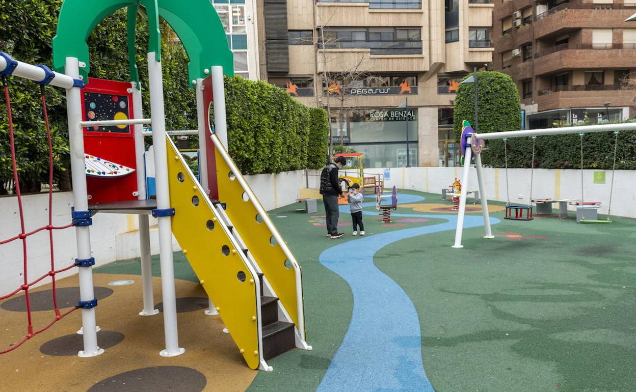 Foto de archivo de un parque de juegos infantil.