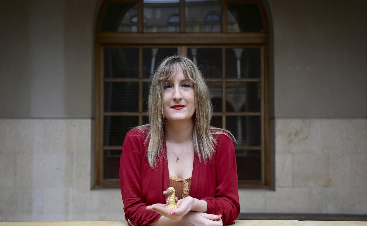 Violeta Sáez con Hippo, protagonista de su relato. 