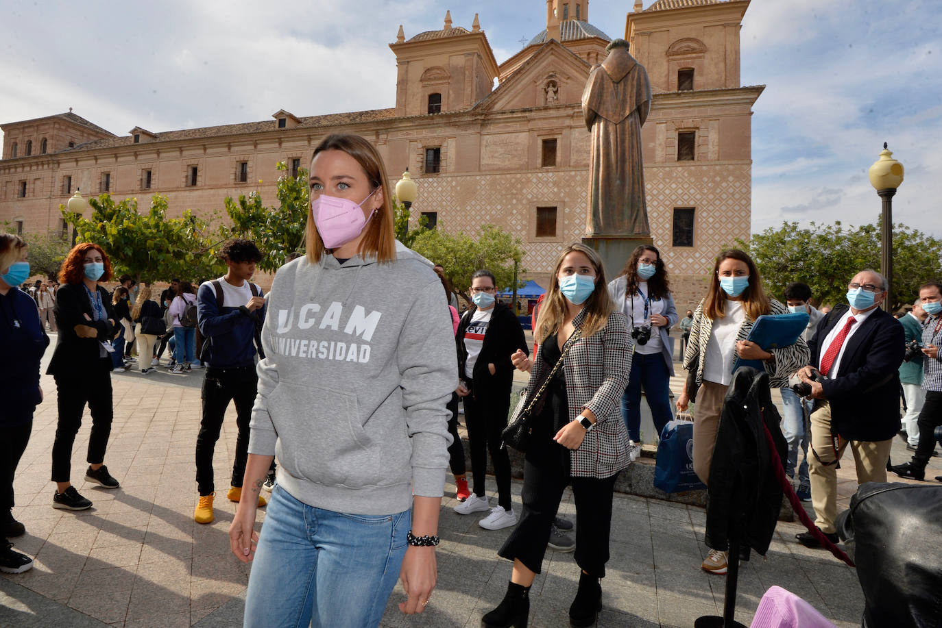 Fotos: Mireia Belmonte cumple el sueño de María, una niña con una enfermedad rara seguidora de la nadadora