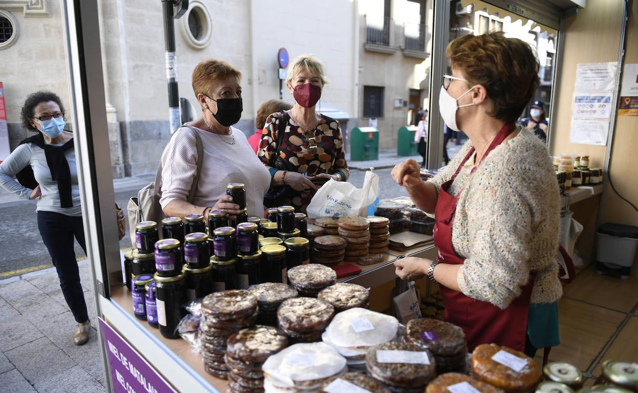 Unas vecinas de Murcia visitan uno de los puestos del mercadillo.