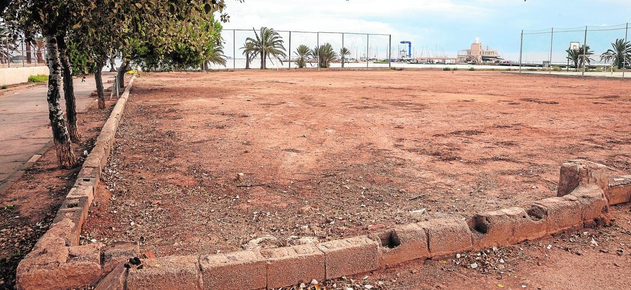 Aspecto de las instalaciones deportivas de Los Urrutias, ayer, donde el Ayuntamiento tiene proyectado hacer el campo de fútbol-playa con parte del dinero del Cartagena-Barcelona.