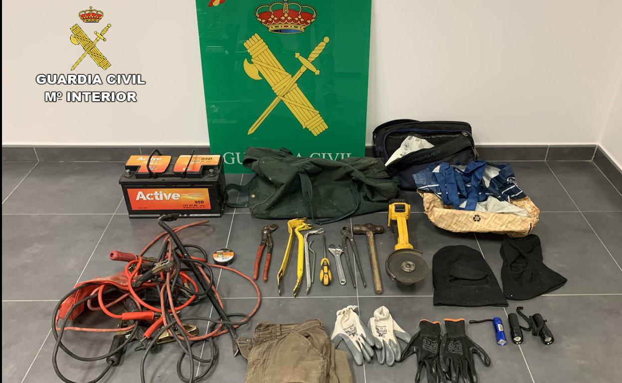 El material incautado por la Guardia Civil a los tres detenidos.