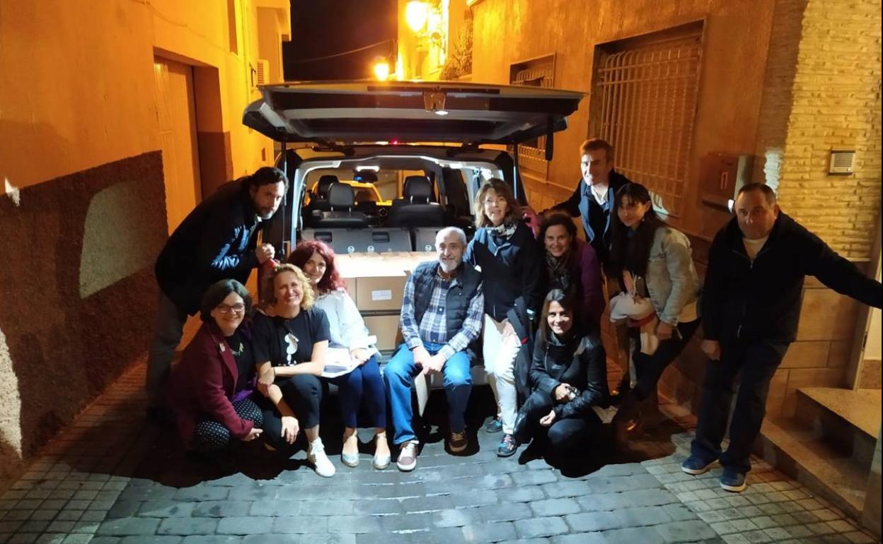 Los promotores de la ILP, con las 639.826 firmas, ayer, antes de salir hacia Madrid desde La Ribera de Molina.