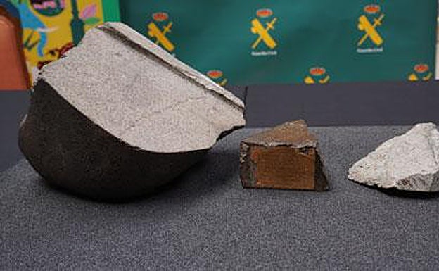 Los tres fragmentos del meteorito. El del centro es la pieza recuperada por el Seprona. 