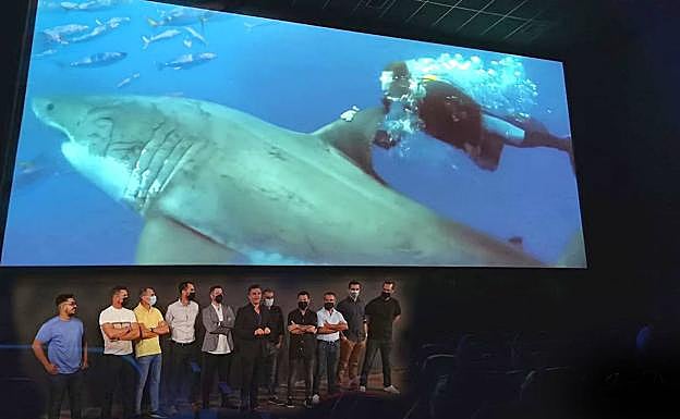El equipo de 'Tiburón blanco. Leyenda del Mediterráneo', durante un pase del documental en Águilas.