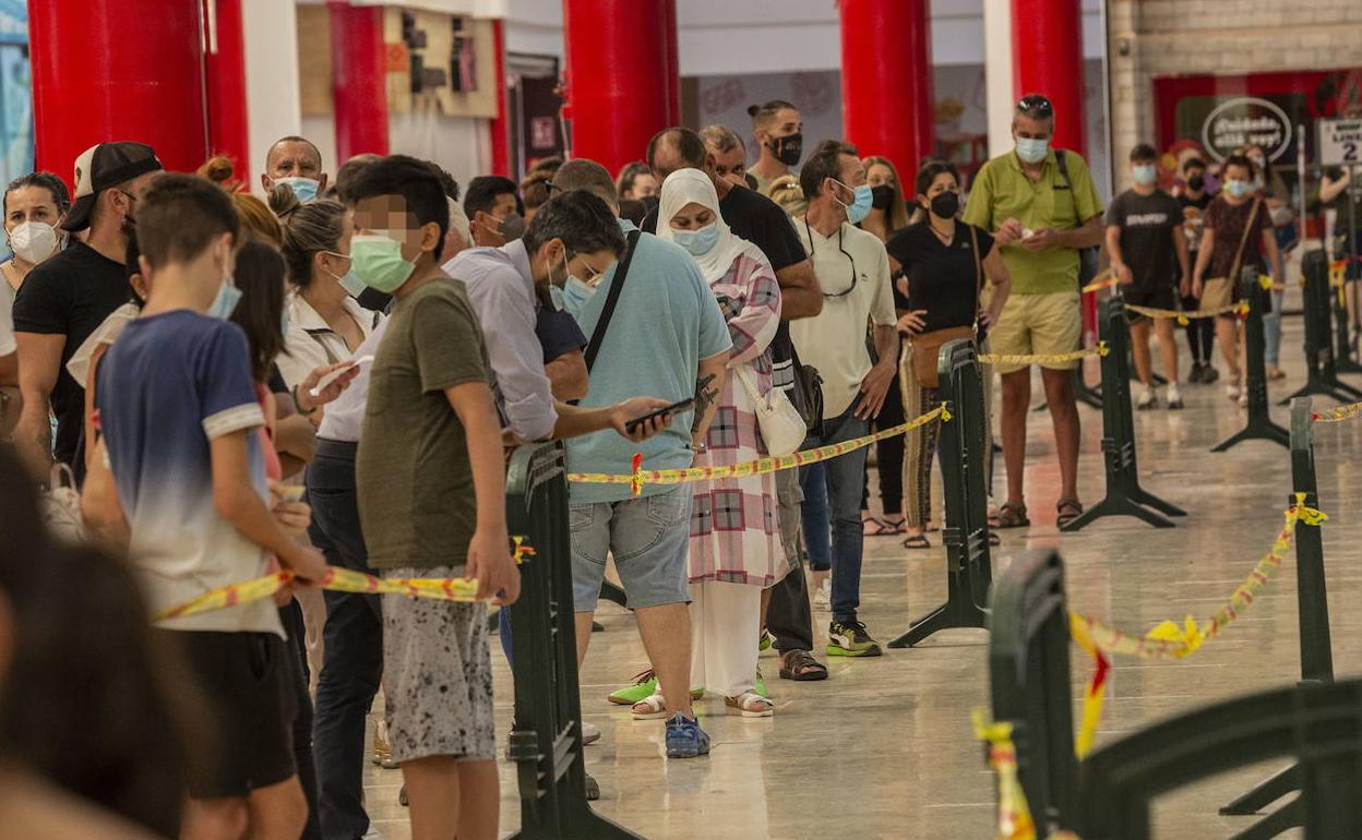 Colas de ciudadanos para vacunarse, en septiembre en el centro comercial La Rambla de Cartagena.