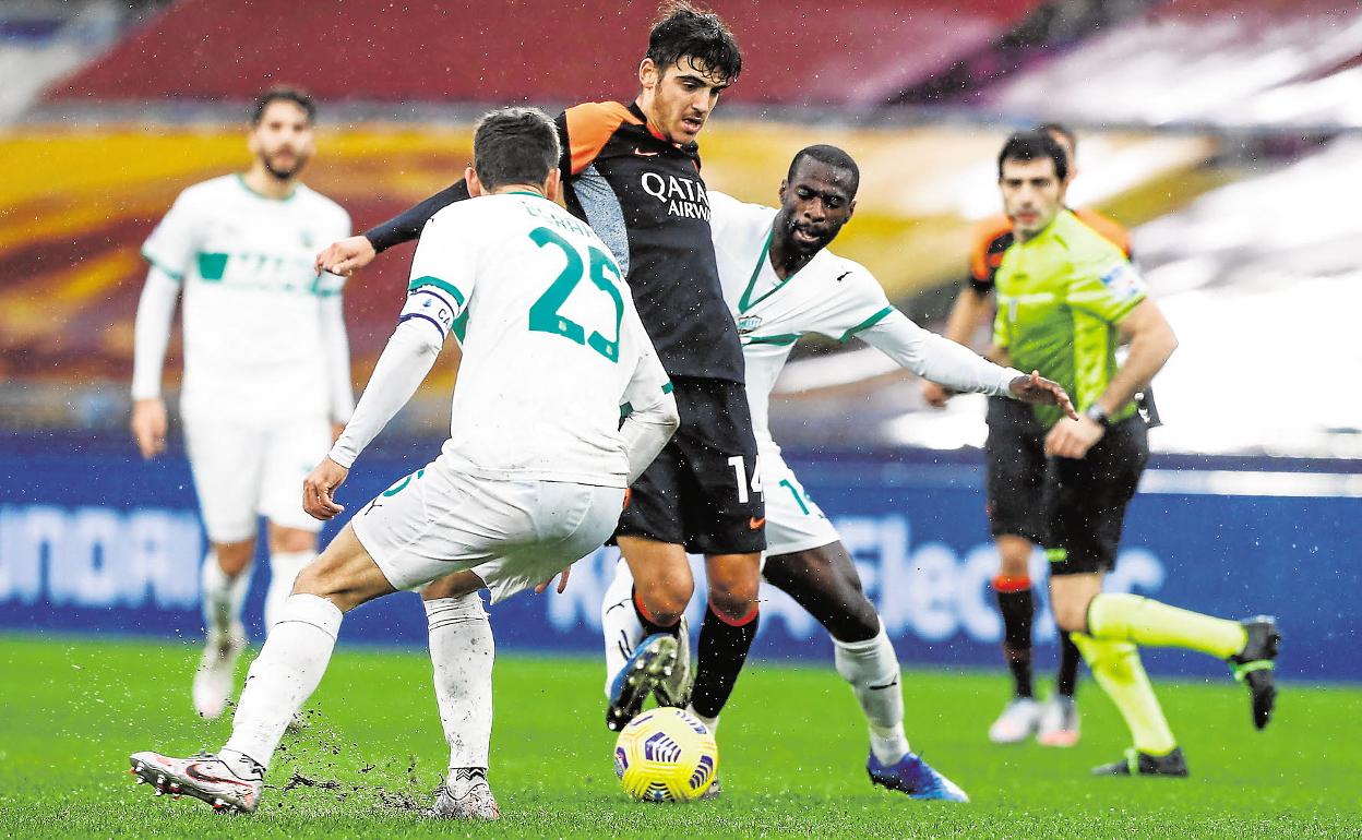 Gonzalo Villar, presionado por jugadores del Sassuolo, durante un partido de la temporada pasada.