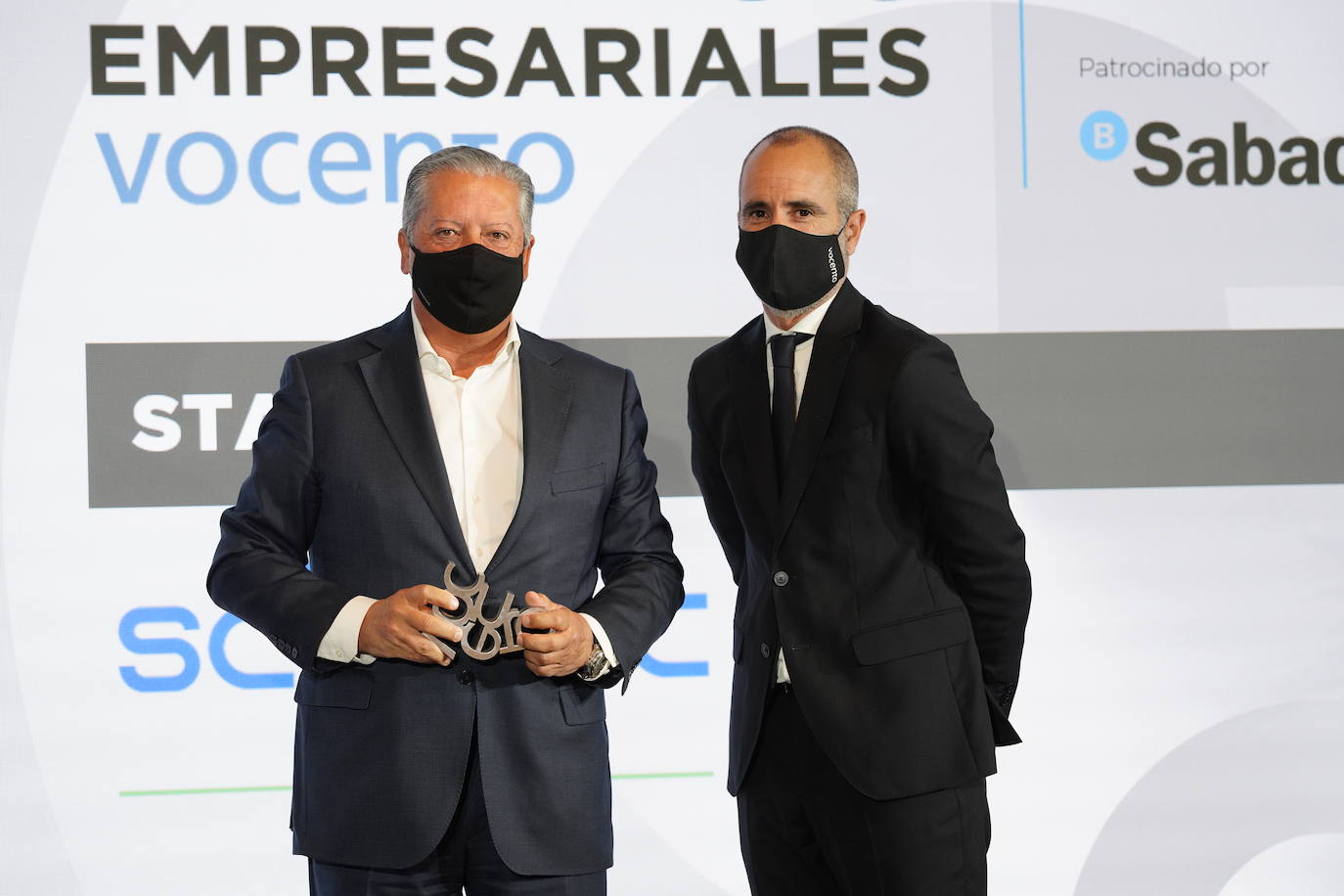 Ramón Paredes, socio fundador de Scoobic, recoge el Premio Startup de mano de Iñigo Iribarnegaray, director general de Nuevos Negocios de Vocento.